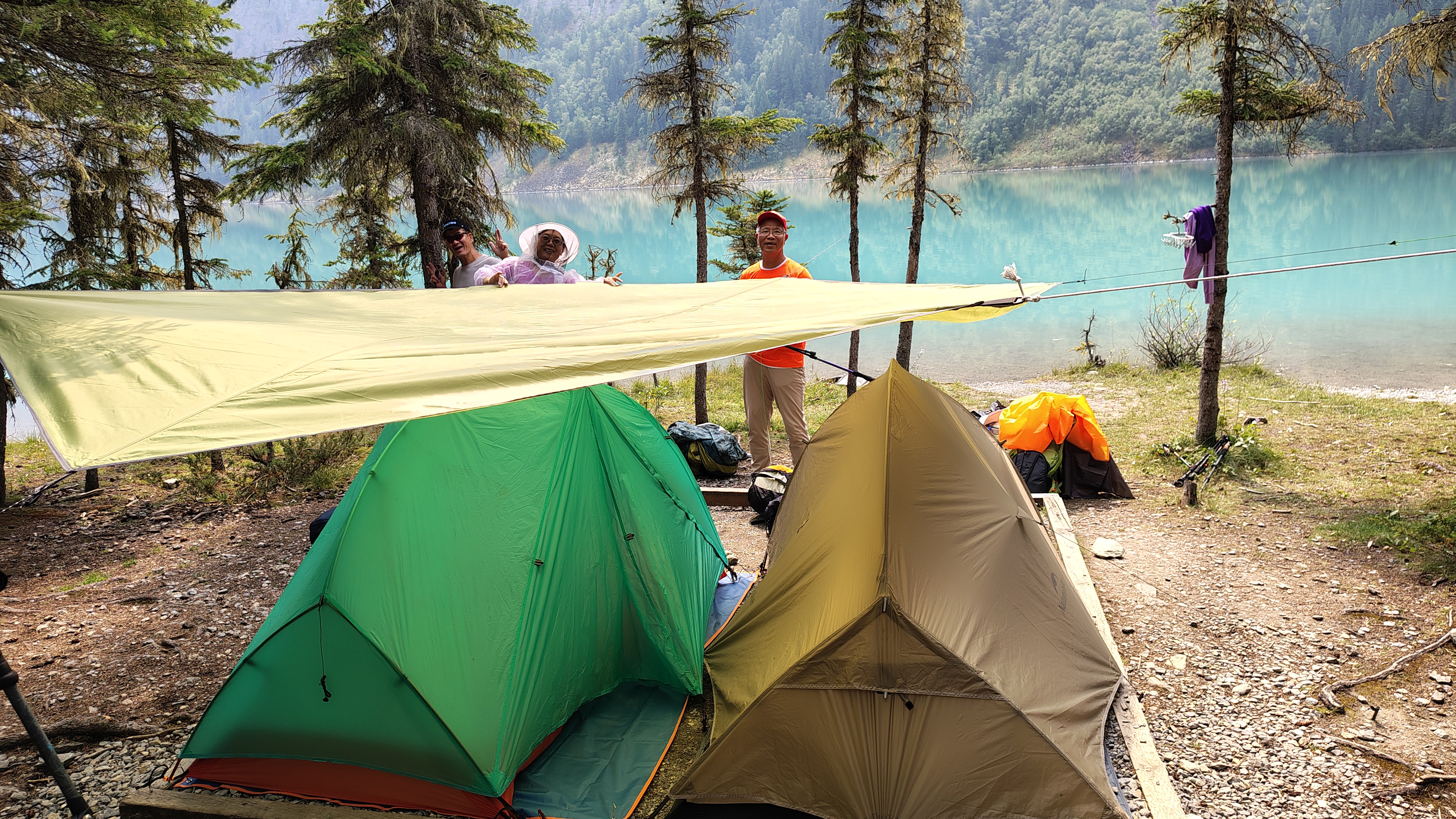 Huixin and Brian setting up tents and tarp at Kinney Lake Campground